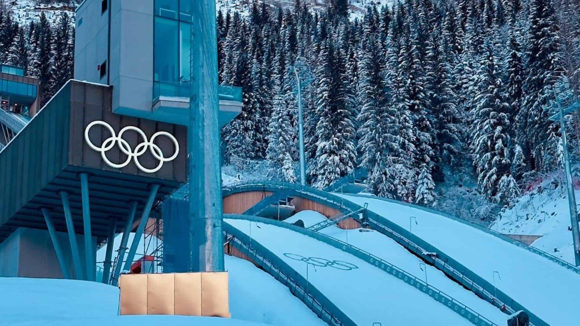 Foto che ritrae un logo di Milano Cortina 2026 per un allestimento di arredi ignifughi in un luogo per le olimpiadi