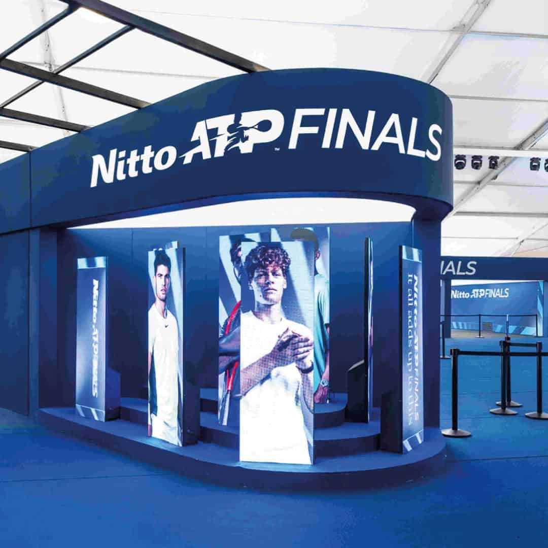 Struttura espositiva per eventi firmata Nitto ATP Finals con installazione di schermi verticali, ideale per il servizio di noleggio totem ledwall di Modorent per fiere e manifestazioni sportive.