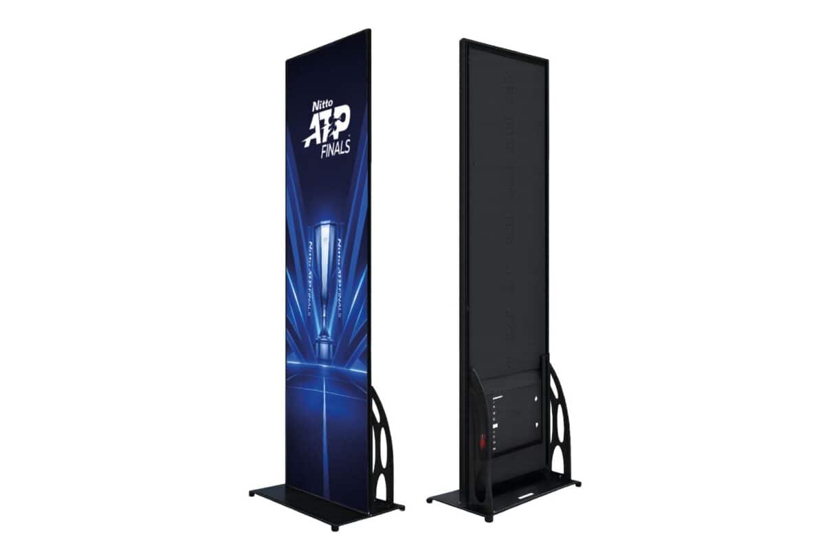 Display pubblicitario digitale a schermo verticale con tecnologia LED, ideale per promozioni e pubblicità in spazi commerciali e eventi.