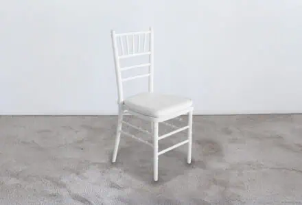 Sedia_Chiavarina_bianca Sedia bianca in legno con o senza cuscino, ideale per matrimoni ed eventi eleganti