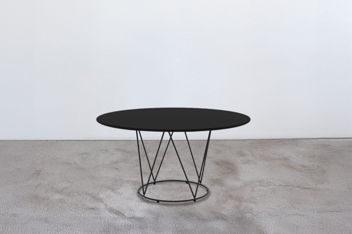 Questo tavolo dal design elegante con certificazione ignifuga classe 1, idonea per eventi, fiere e congressi.