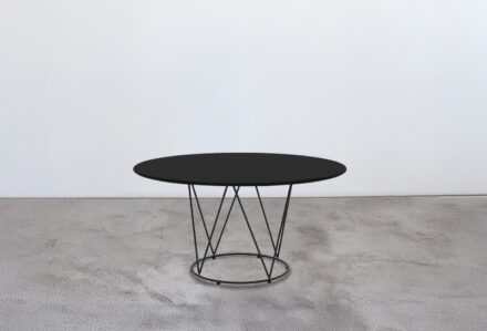 Questo tavolo dal design elegante con certificazione ignifuga classe 1, idonea per eventi, fiere e congressi.