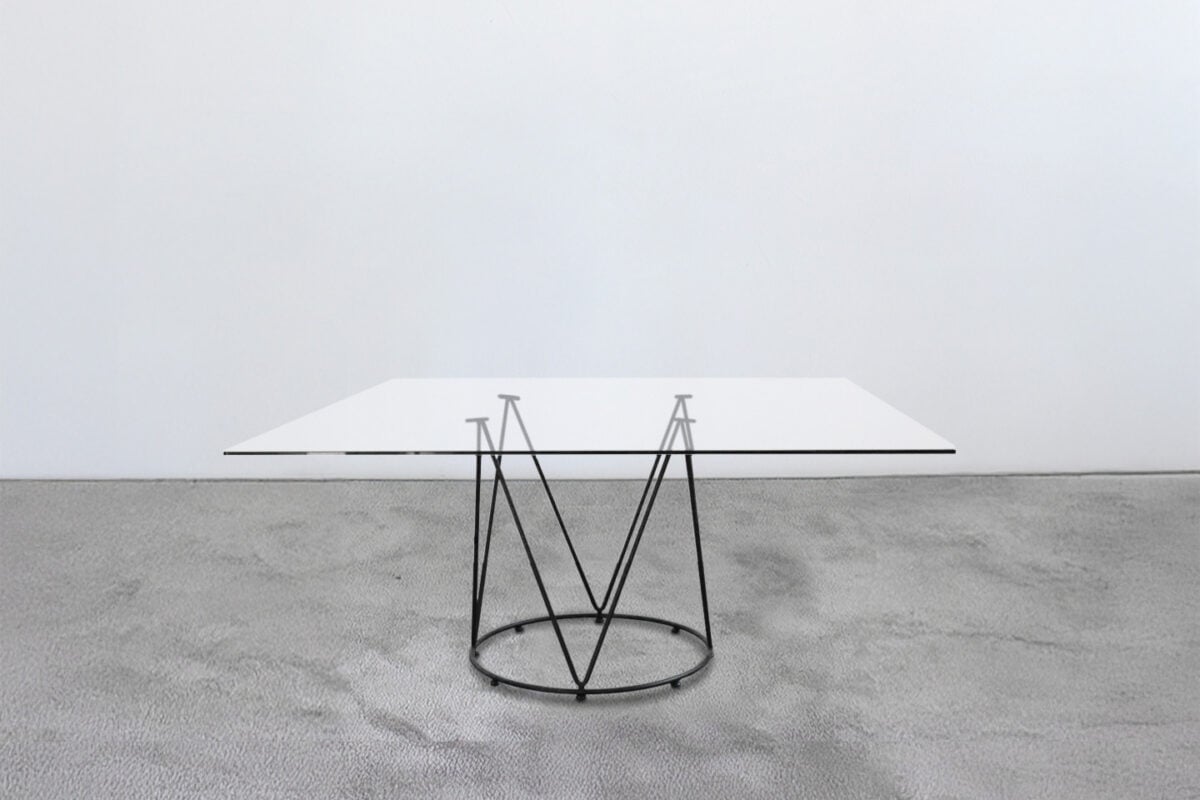 Il Tavolo Daisy in cristallo 160x160 cm con certificazione ignifuga classe 1, idonea per eventi, fiere e congressi.