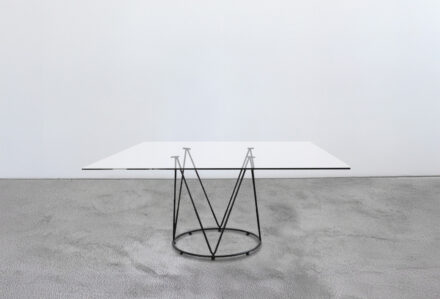 Il Tavolo Daisy in cristallo 160x160 cm con certificazione ignifuga classe 1, idonea per eventi, fiere e congressi.