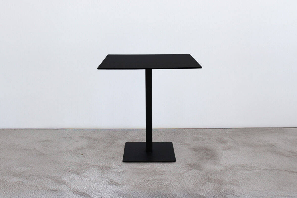 Il tavolo bar quadrato nero con gamba nera Pedrali con certificazione ignifuga classe 1, idonea per eventi, fiere e congressi.