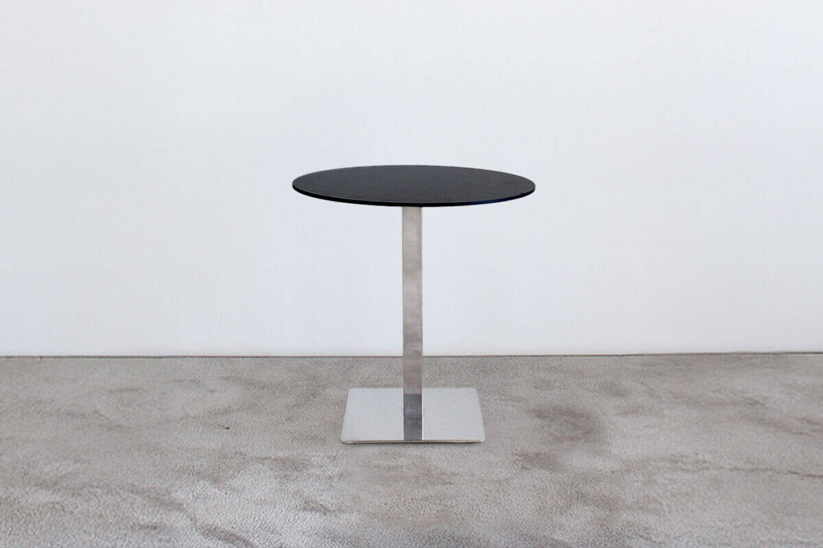 Tavolo bar rotondo con certificazione ignifuga classe 1, idonea per eventi, fiere e congressi.