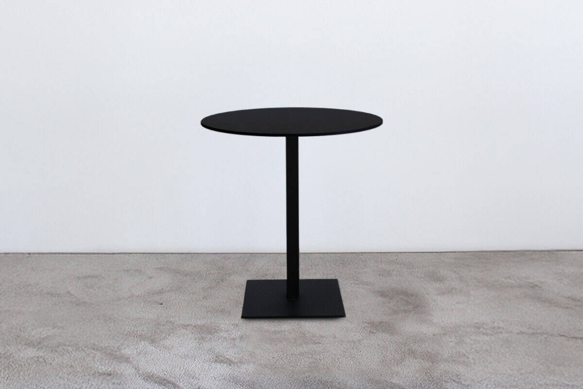 Tavolo elegante e compatto, con piano rotondo nero e solida gamba centrale Pedrali verniciata nera, con certificazione ignifuga classe 1, idonea per eventi, fiere e congressi.