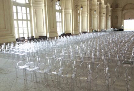 Sedia Louis Ghost trasparente stile Luigi XV in policarbonato per eventi eleganti o uffici moderni
