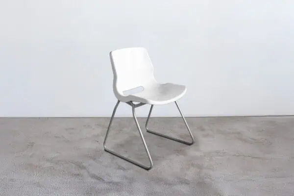 Sedia con seduta monoscocca bianca e gambe cromate, perfetta per eventi e conferenze