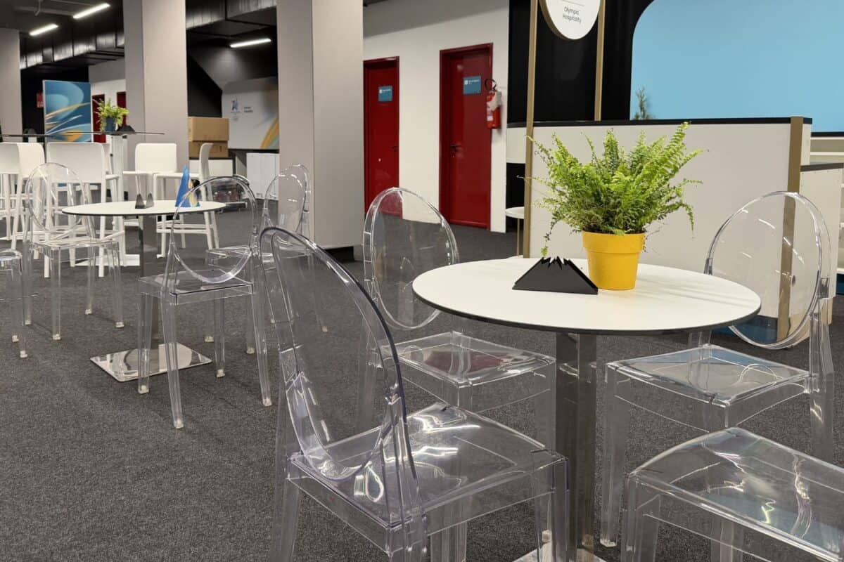 Sedie Igloo e Tavolo Bar rotondo posizionati ad Assago per le Olimpiadi invernali Milano Cortina 2026