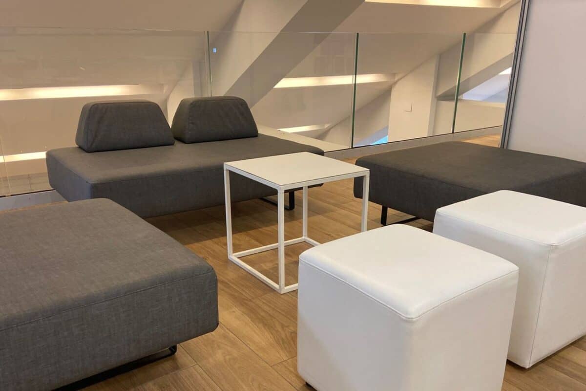 Divano Lounge blu, Tavolino Simply Cube bianco e Pouf Sirio bianco all'interno delle strutture di San Siro n occasione delle Olimpiadi Invernali Milano Cortina