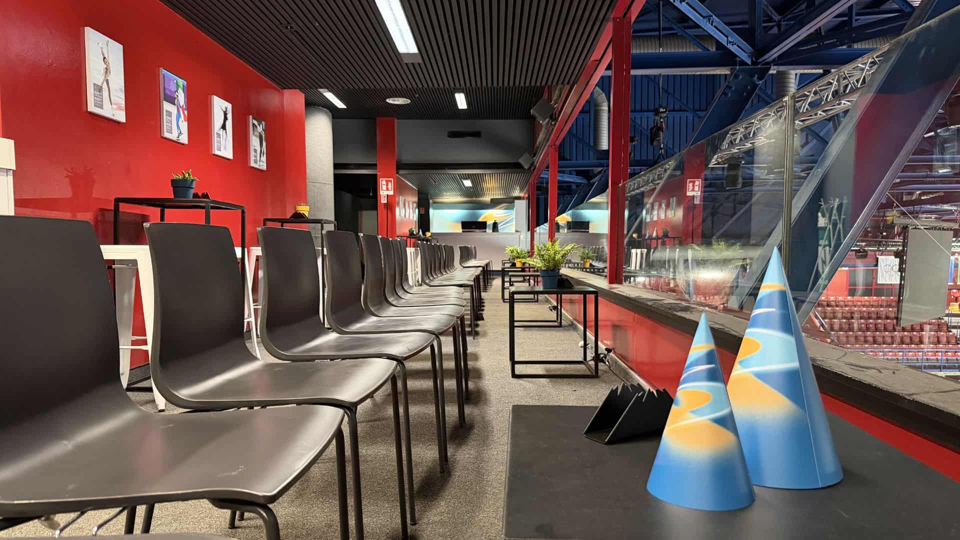 Sedia Alice in antracite e Tavolino Simply Cube a comporre l'allestimento interno per l'Ice Skating Arena di Assago