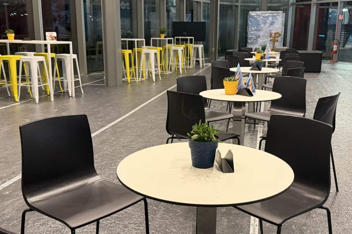 Sedia Alice in antracite e Tavolo Bar rotondo bianco alla Fiera di Rho