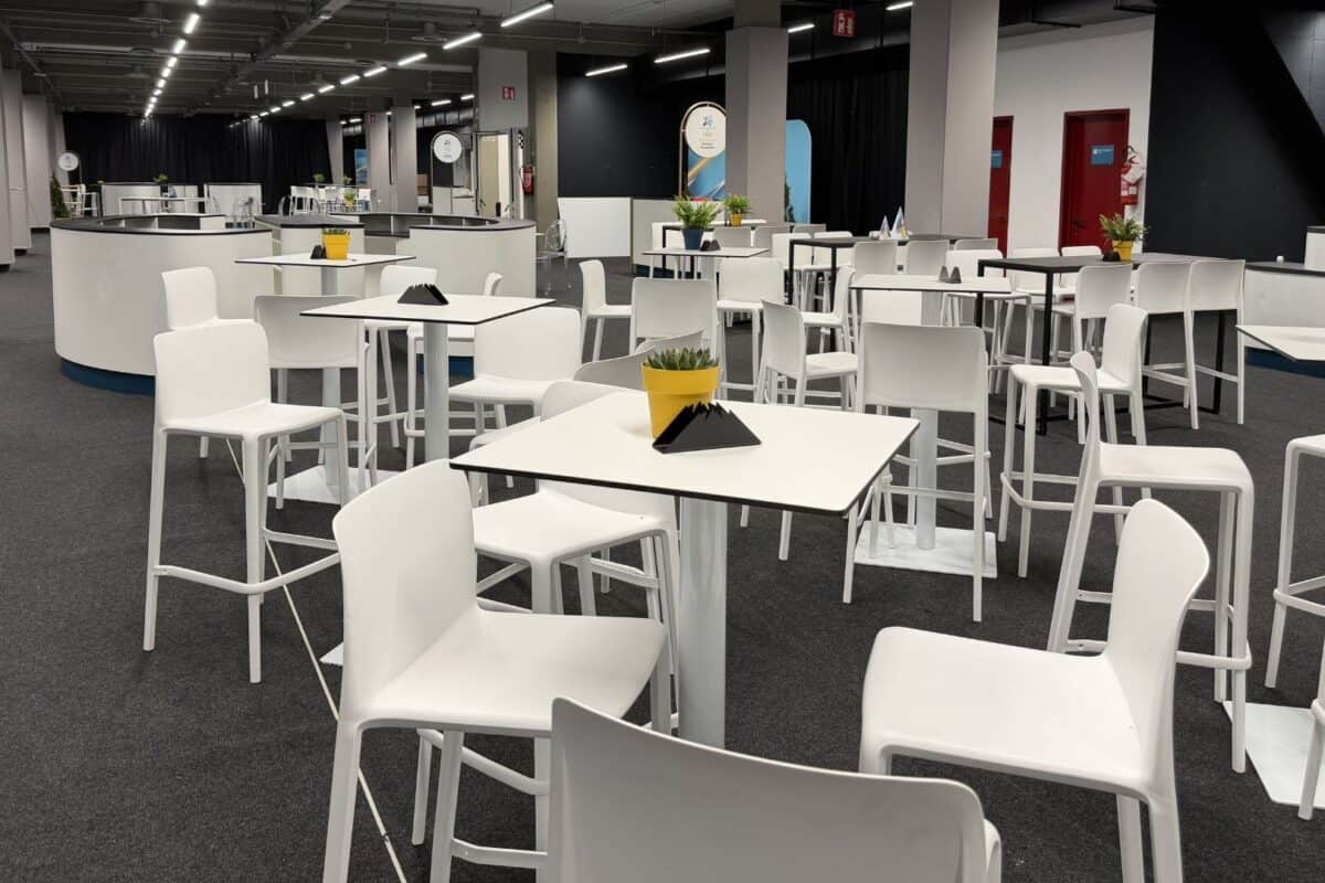 Sedia Bachita bianca abbinata al Tavolino Alto Daiquiri bianco messe all'interno della location di Assago