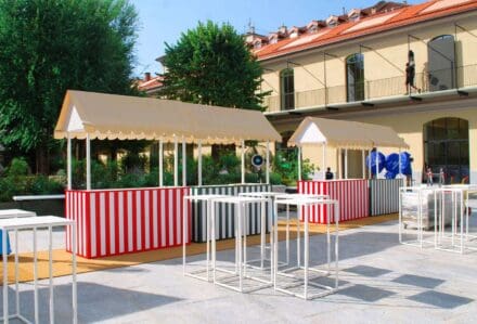 Area esterna con tende e tavoli per eventi, ideale per feste e cerimonie all'aperto a Modorent.