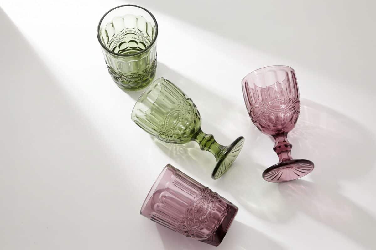 Set di bicchieri della serie Madame in vetro colorato verde e rosa, eleganti e decorativi.