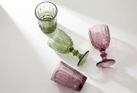 Set di bicchieri della serie Madame in vetro colorato verde e rosa, eleganti e decorativi.