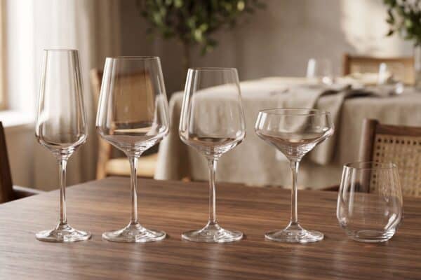 Set di bicchieri in cristallo della Serie Aria, eleganti e trasparenti, ideali per ogni occasione di degustazione.