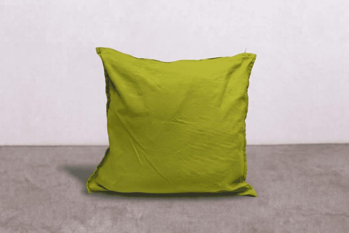 Cuscino verde lime in tessuto morbido, decorativo e confortevole, ideale per divani e letti, con un design semplice e moderno.