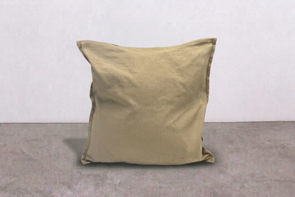 Cuscino beige in tessuto morbido, ideale per arredi interni e decorazioni moderne. Perfetto per aggiungere comfort e stile a divani, letti o sedute in casa o in ufficio.