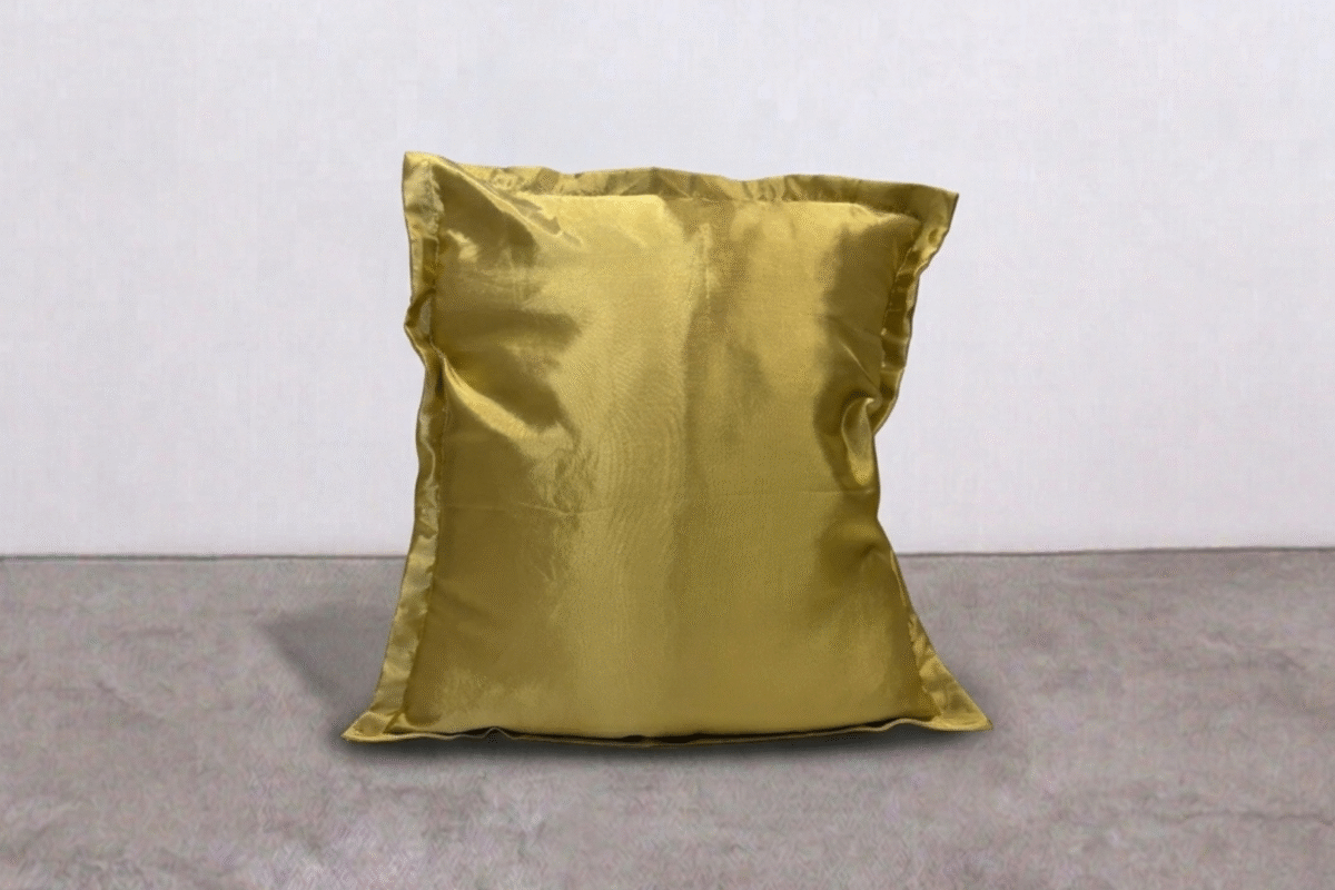 Cuscino di colore oro con lunghezza 45 per 45 centimetri.
