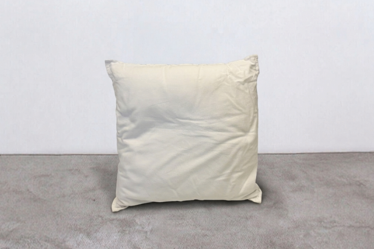 Cuscino bianco in tessuto morbido, ideale per decorare e rendere confortevole il soggiorno o la camera da letto.