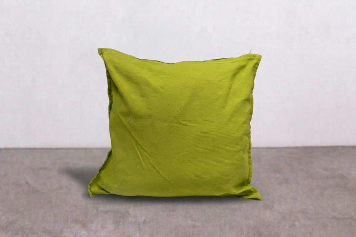 Cuscino verde in tessuto morbido, ideale per decorare e rendere confortevole il soggiorno o la camera da letto. Perfetto complemento d'arredo per ambienti moderni e accoglienti.