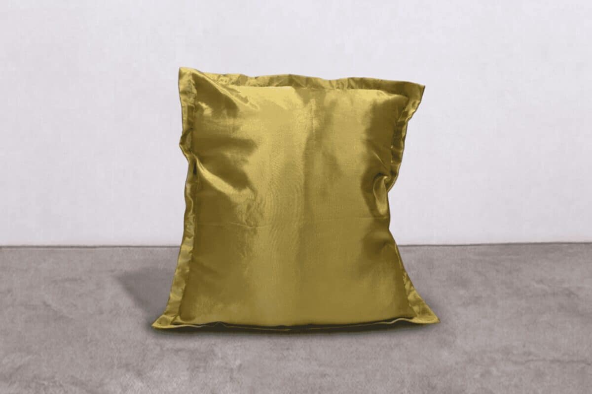 Cuscino decorativo in tessuto dorato, ideale per arredamento elegante e moderno.