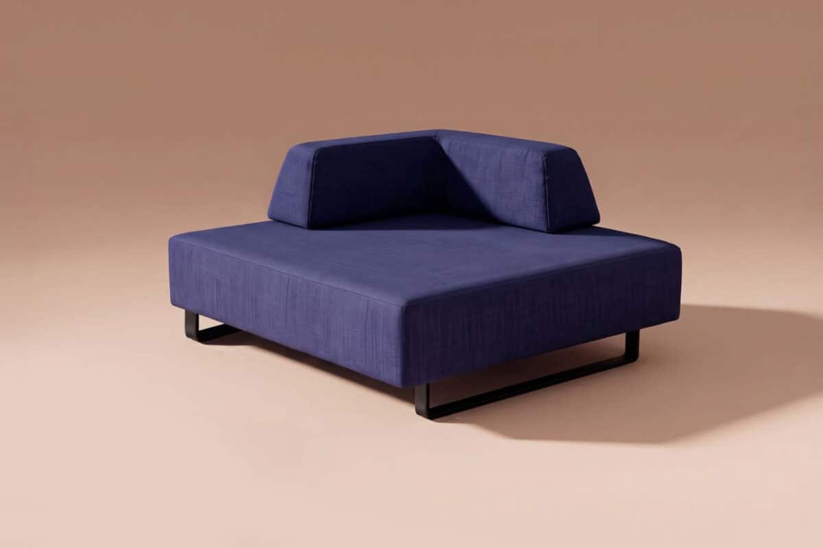 Divano letto moderno in tessuto blu con struttura nera, ideale per soggiorni e spazi living eleganti.