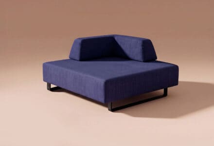 Divano letto moderno in tessuto blu con struttura nera, ideale per soggiorni e spazi living eleganti.