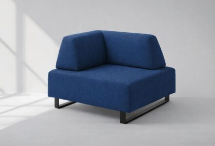 Divano lounge angolare blu su struttura metallica nera, disponibile per il noleggio Modorent.