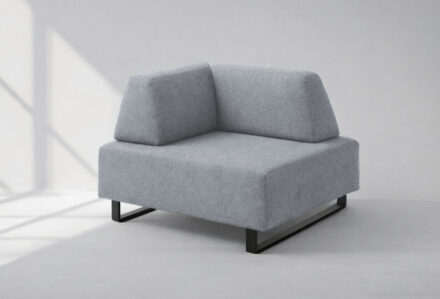 Divano lounge angolare grigio su struttura metallica nera, disponibile per il noleggio Modorent.