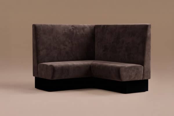 Divano angolare moderno in tessuto scuro con base nera, ideale per arredare salotti eleganti e contemporanei.