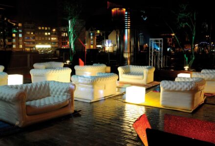 Divano gonfiabile Big Blo bianco, perfetto per feste e eventi all'aperto, offre comfort e stile con il suo design elegante e moderno, ideale per ambienti esterni e serate conviviali.