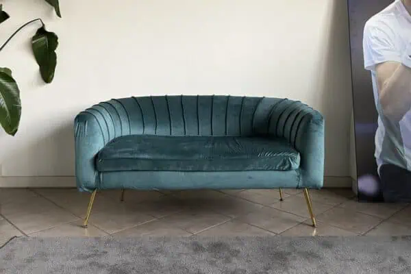 divano donatello in velluto color ottanio in una stanza