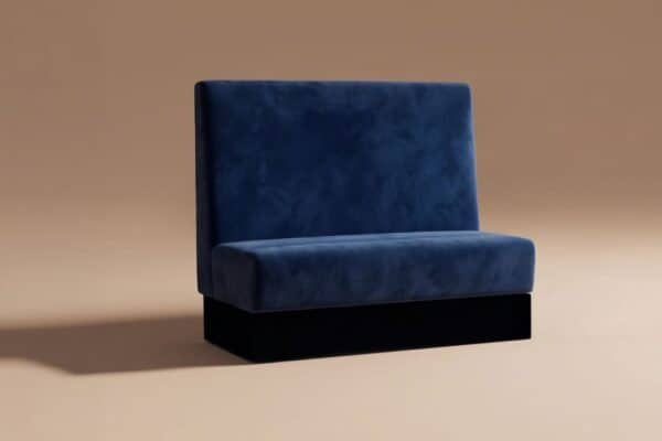 Divano moderno in velluto blu con schienale alto, ideale per arredare salotti eleganti e contemporanei.