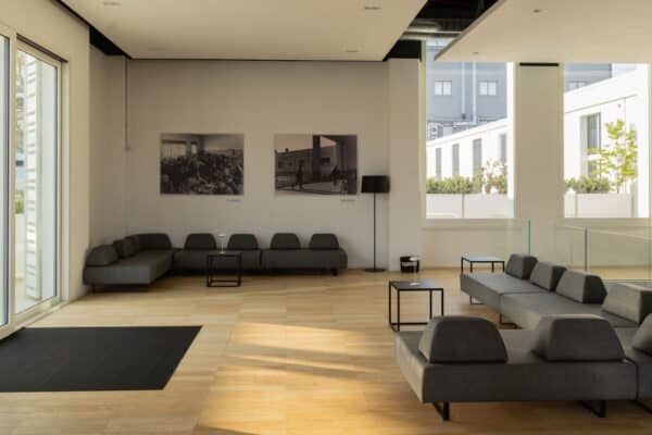 L'elemento angolare del divano Lounge con certificazione ignifuga classe 1IM, idonea per eventi, fiere e congressi.