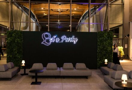Elegante divano lounge grigio con sedute comode e moderne, ideale per ambienti di relax e attesa, perfetto per eventi e spazi di accoglienza. Design contemporaneo e stile raffinato.