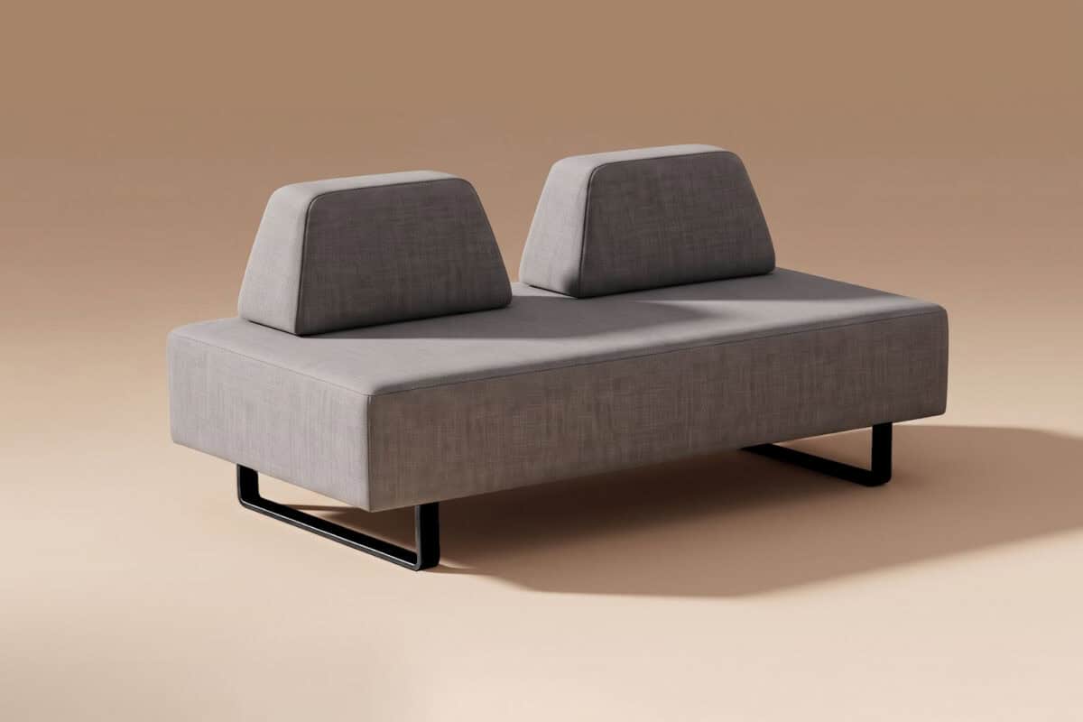 Divano moderno con struttura in metallo e rivestimento in tessuto grigio chiaro, ideale per arredare soggiorni contemporanei.