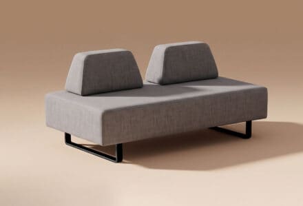 Divano moderno con struttura in metallo e rivestimento in tessuto grigio chiaro, ideale per arredare soggiorni contemporanei.