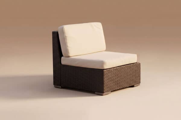 Divano modulare in rattan con cuscini beige, ideale per arredamento esterno e giardini moderni.