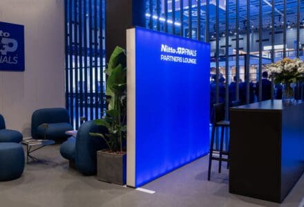 Grande parete luminosa modello Lumilight Easy Assembly retroilluminata blu per la Partners Lounge delle Nitto ATP Finals, a noleggio con Modorent.
