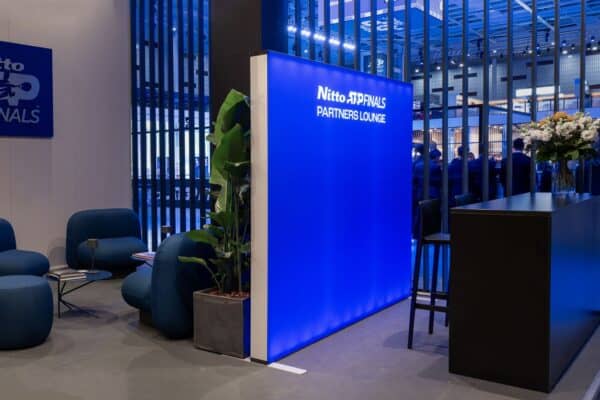 Grande parete luminosa modello Lumilight Easy Assembly retroilluminata blu per la Partners Lounge delle Nitto ATP Finals, a noleggio con Modorent.