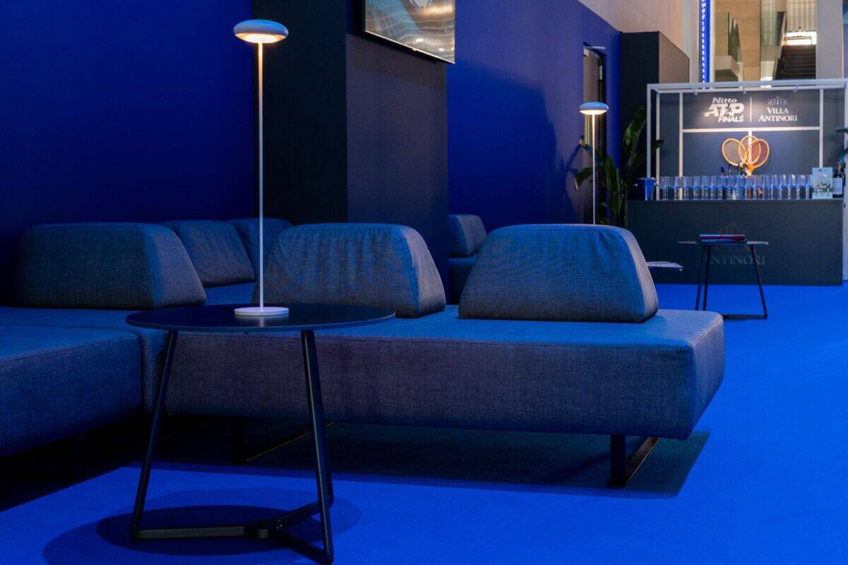 foto di arredi modo rent con noleggio lampada nuvola poggiata su un tavolino atomo basso, evento nitto atp finals