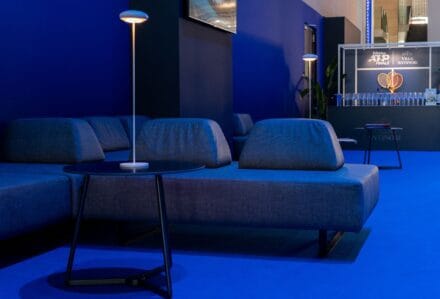 foto di arredi modo rent con noleggio lampada nuvola poggiata su un tavolino atomo basso, evento nitto atp finals