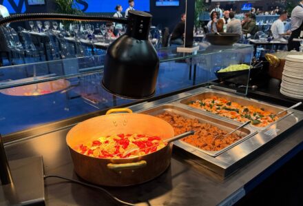 lampada scaldavivande rigida con colorazione nera all'interno dell'area ristorazione alle Nitto ATP Finals di Torino, mentre scalda delle pietanze