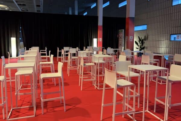 Lampada da terra Fluo moderna e colorata, ideale per ambienti interni come bar, ristoranti e locali notturni, con design innovativo e illuminazione vivace.