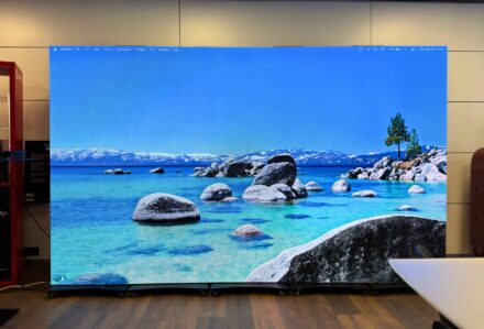 Led Wall Totem con display digitale ad alta risoluzione, ideale per pubblicità e comunicazioni visive in ambienti commerciali e eventi. Soluzione moderna e di impatto per il marketing visivo.
