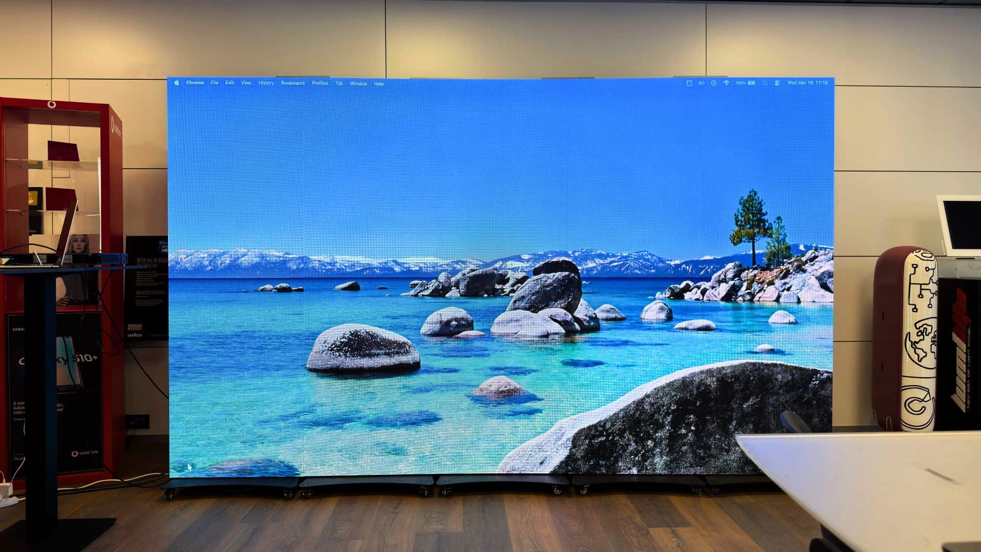 Led Wall Totem con display digitale ad alta risoluzione, ideale per pubblicità e comunicazioni visive in ambienti commerciali e eventi. Soluzione moderna e di impatto per il marketing visivo.
