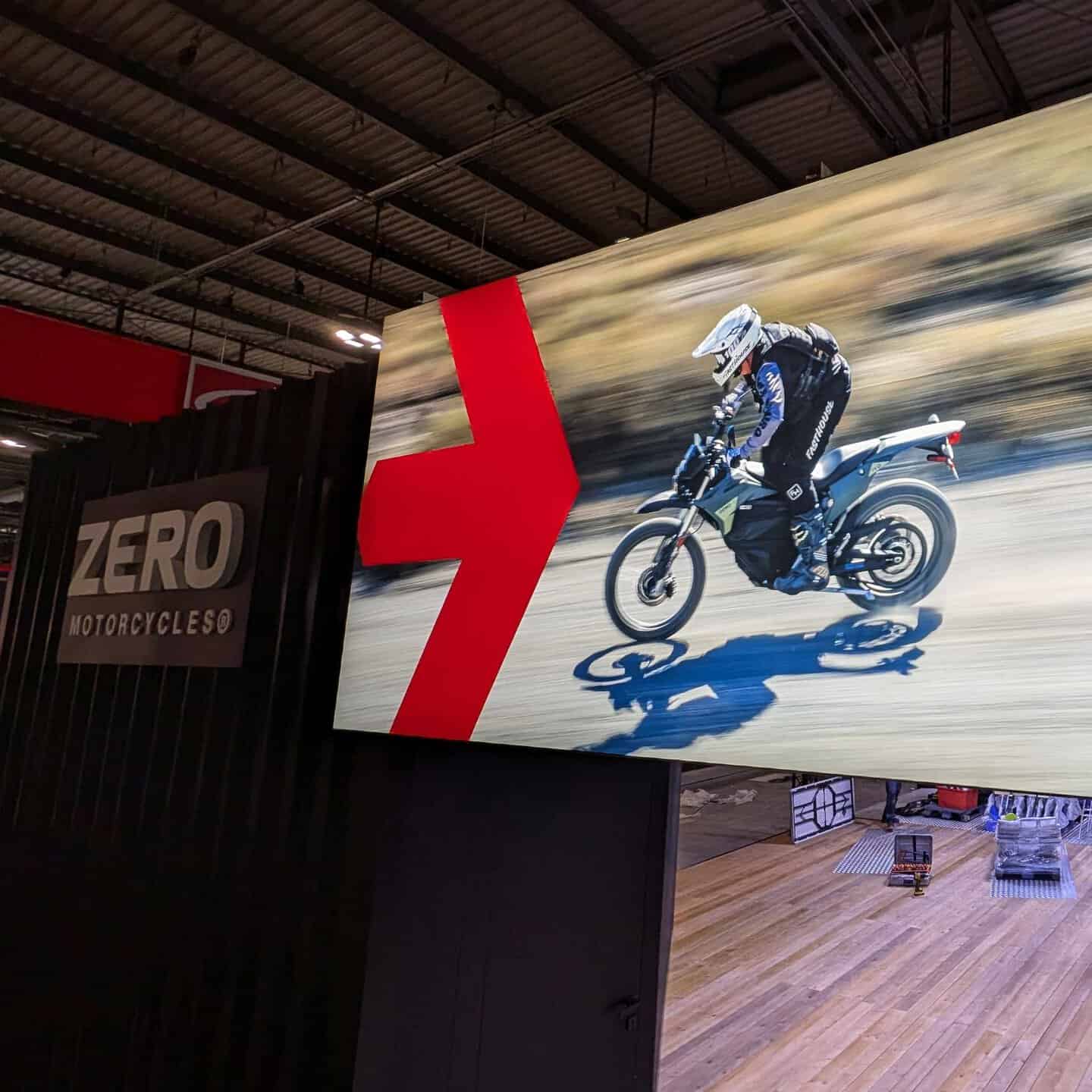Moto da corsa su pista, immagine promozionale di motociclette sportive e accessori.